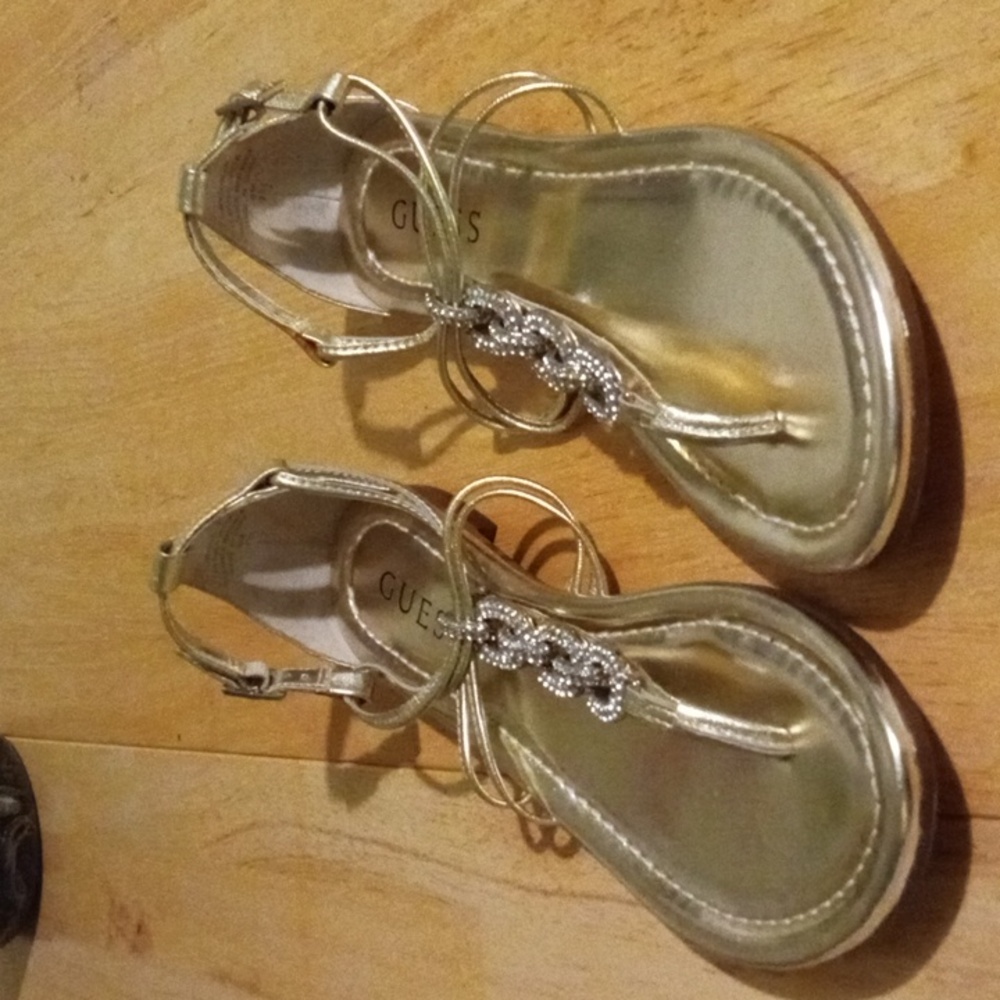 GUESS GOLD BLINGY FLAT SANDALS SIZE 6 NWOT GOLD W/ DIAMOND ACCENTS
